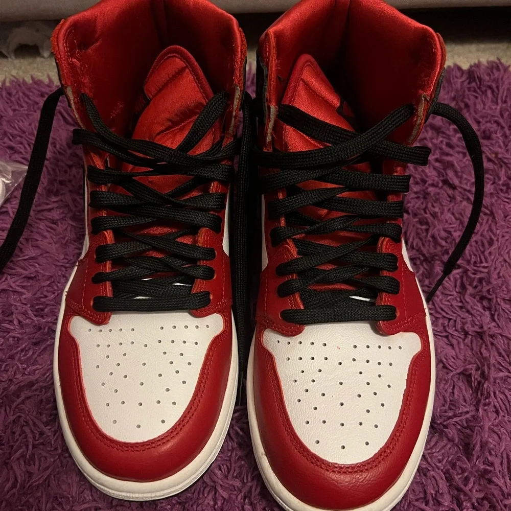 Jordan 1 Retro High
Satin Snake (Women's) Sz8 (comes with 2 sets of laces) - Picture 2 of 6